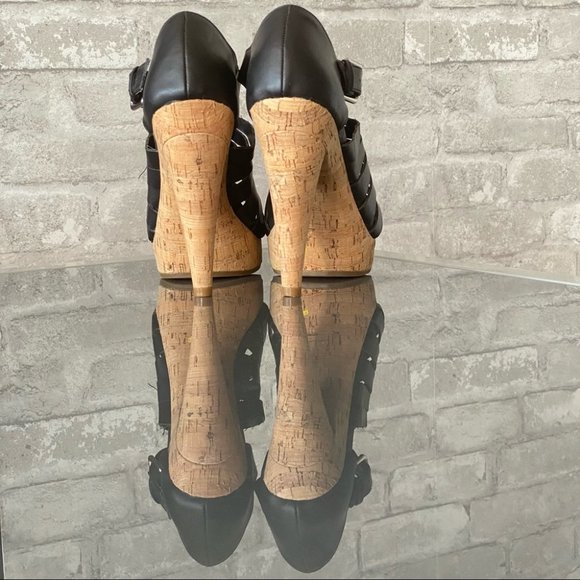 SOLD | NWOT Roberto Vianni Strappy Sandals - Picture 5 of 11